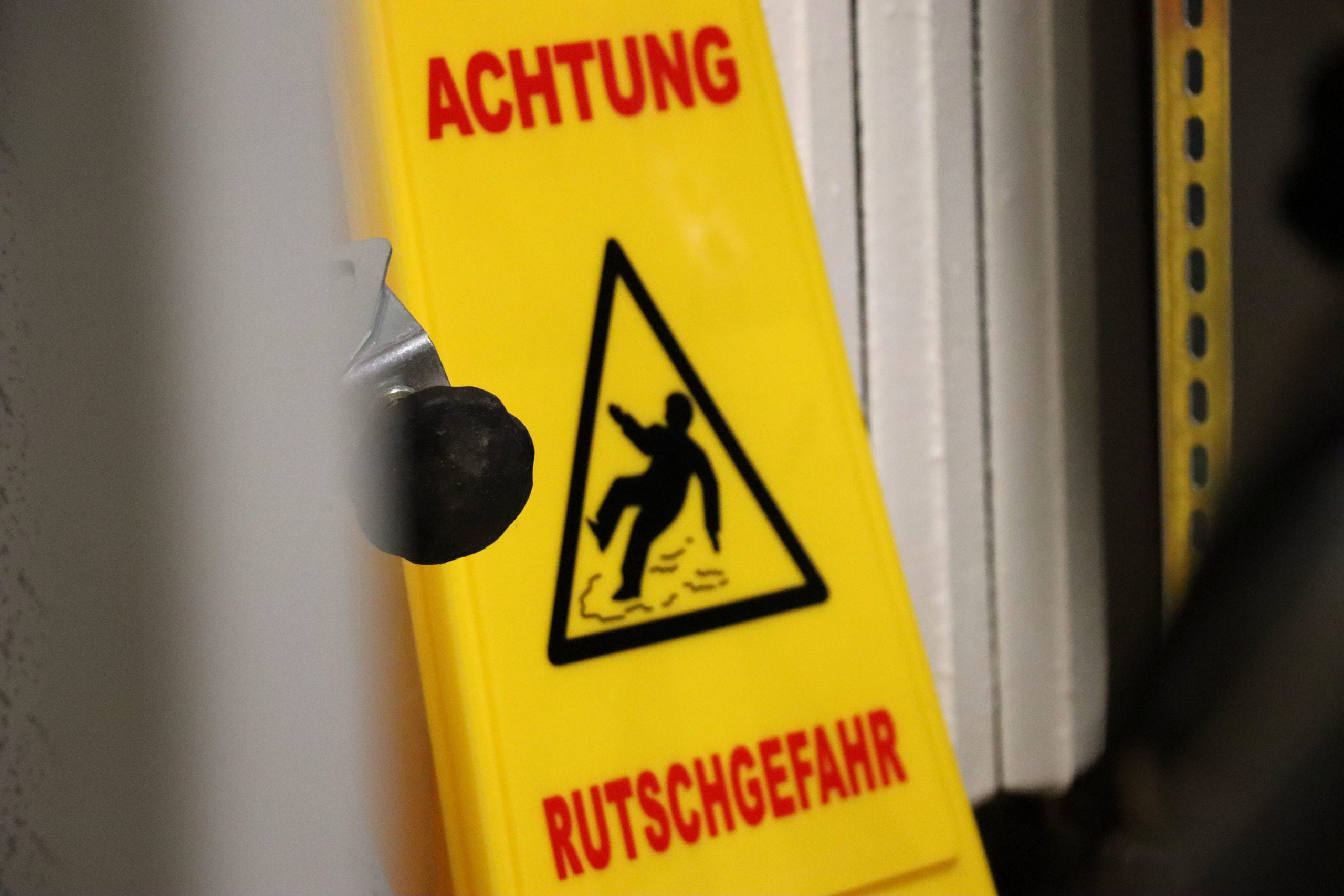 Gelbes Schild mit Warnhinweis.
