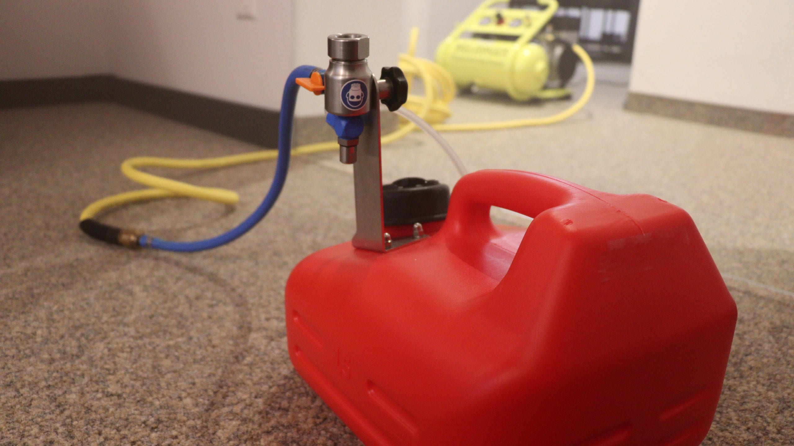 Roter Kanister mit Sprühgerät.