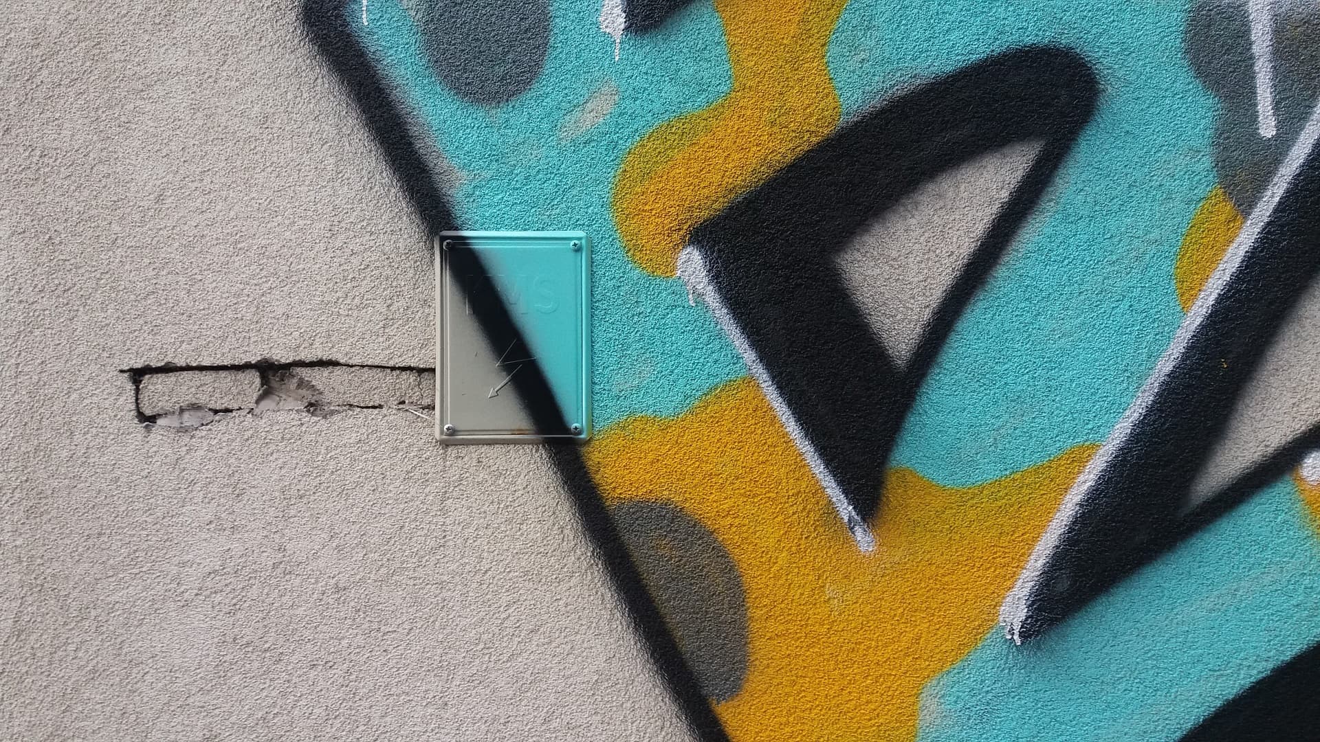 Graffiti an einer Wand in Berlin wird entfernt.