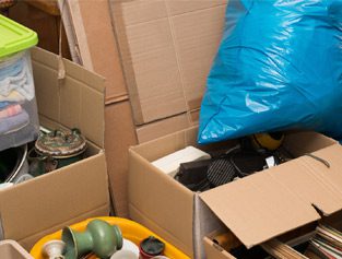 kartons mit geruempel