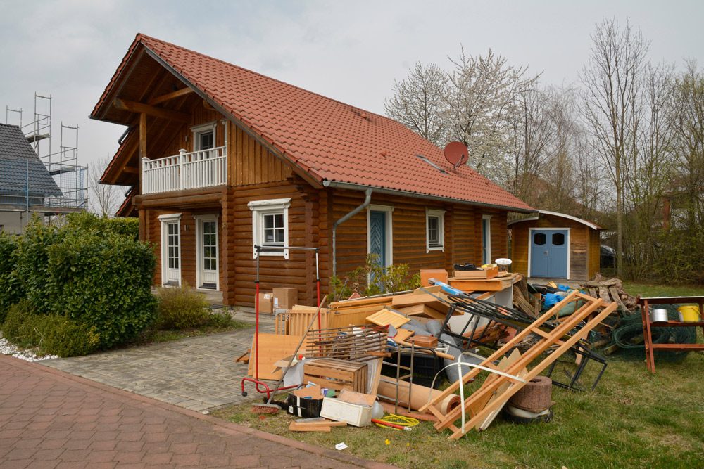 haus einfahrt voller sperrmuell in berlin